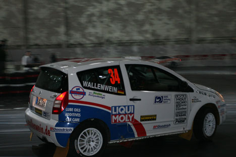 En publikumstur rundt på den nye indendørsbane i en Citroën C2 racer.
(Foto: Motorsporten.dk)